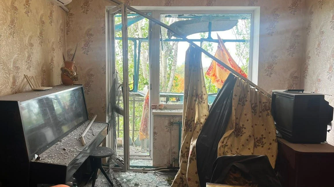 Пошкоджені багатоквартирний і приватний будинки, кафе та автомобіль у Нікопольському районі після ударів РФ