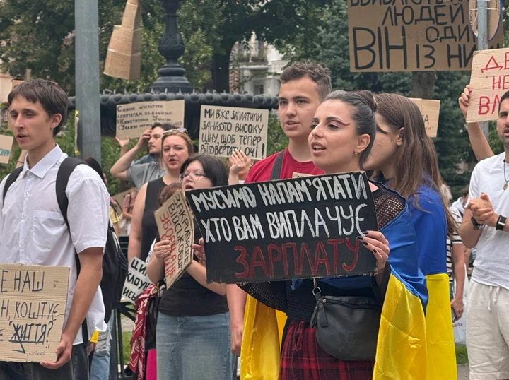 Учасники акції на площі біля театру Франка у Києві тримають плакати на підтримку Михайла Федорова, 21 липня 2026 року