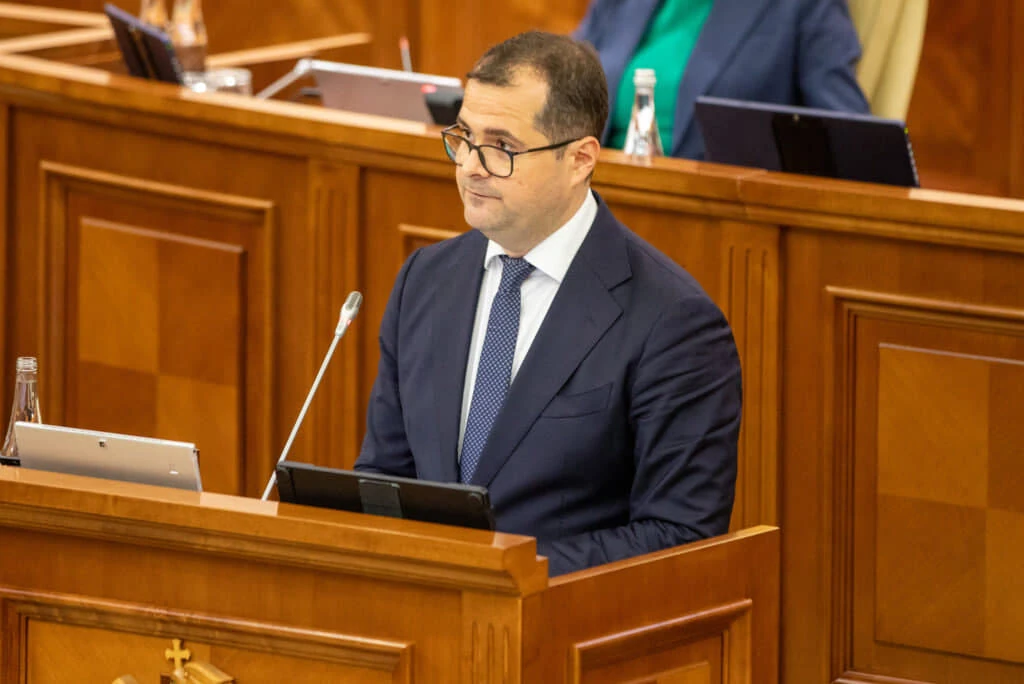 Василе Тофан представляє команду у парламенті Молдови