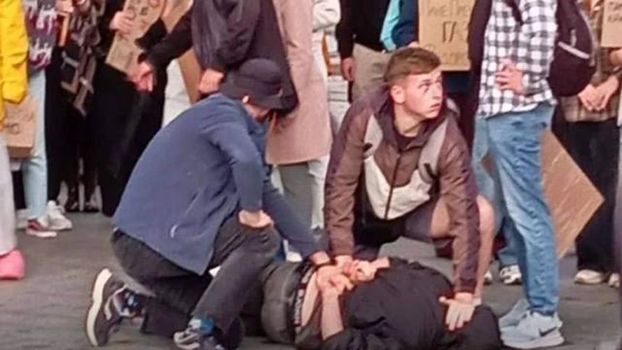 У Львові на 12-й день протестів затримали чоловіка з ножем біля пам’ятника Шевченку
