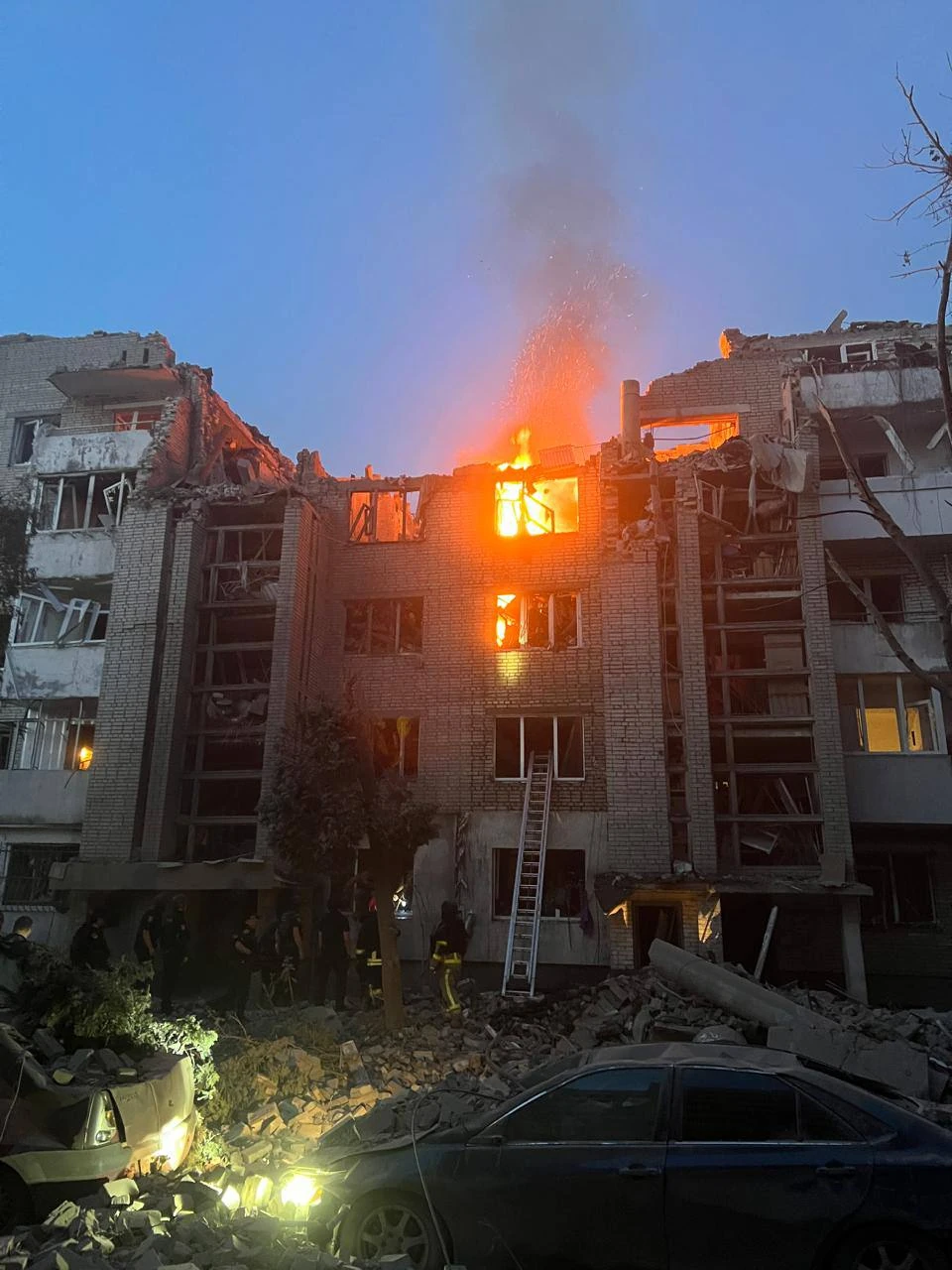 Пожежа у Львові на вулицях Патона та Виговського після ракетного удару