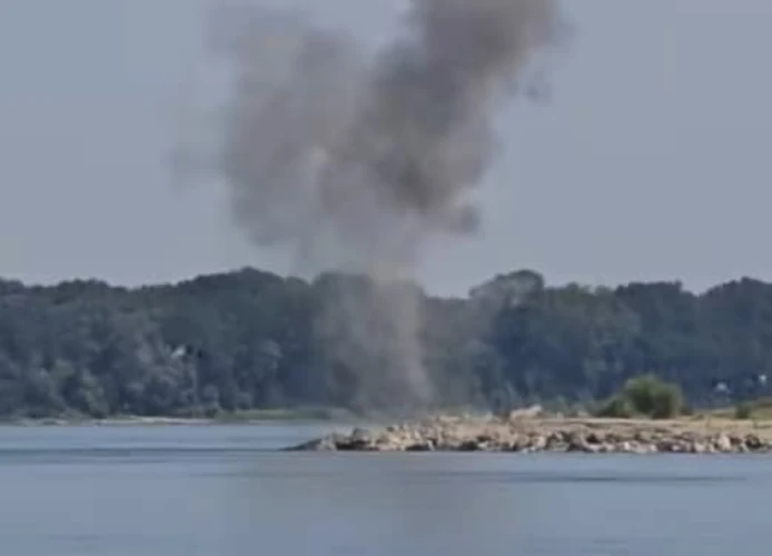 Скриншот із відео контрольованого вибуху на рукаві Дунаю — річці Бала