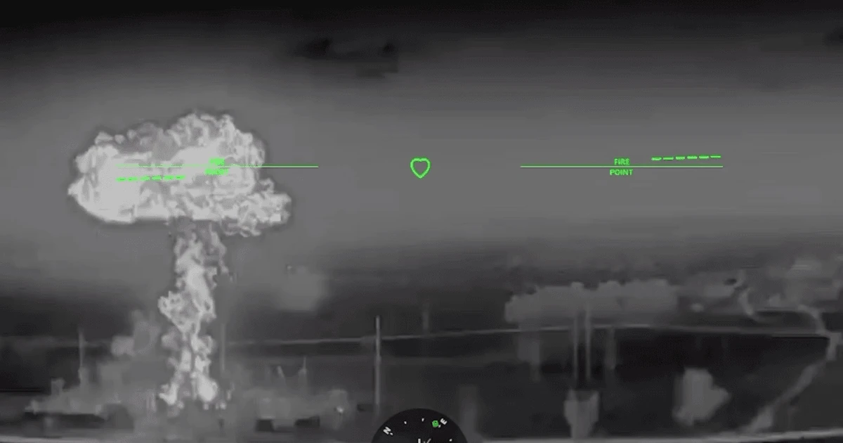 Скриншот із відео моменту ураження енергооб'єкта внаслідок атаки дронів СБС