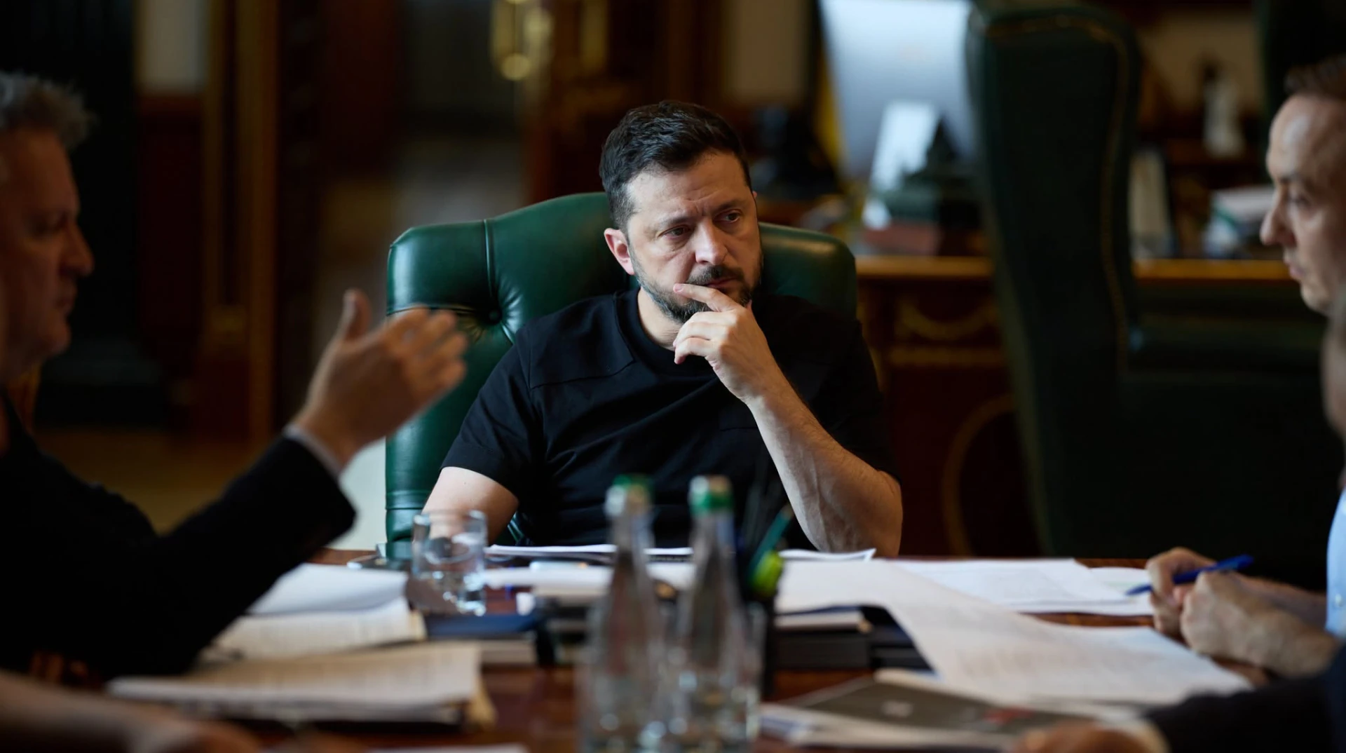 Володимир Зеленський під час наради щодо санкцій проти Росії