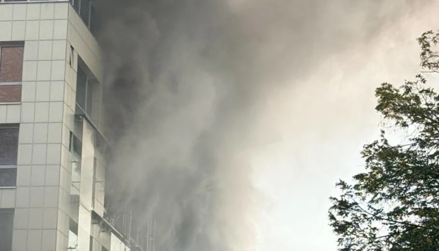 Наслідки удару по бізнес-центру в Дніпрі: пожежа, загиблі та пошкоджений офіс сервісу