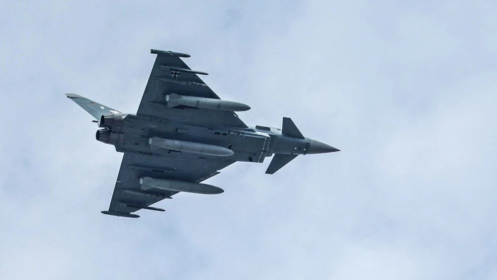Німецький винищувач Eurofighter у повітрі