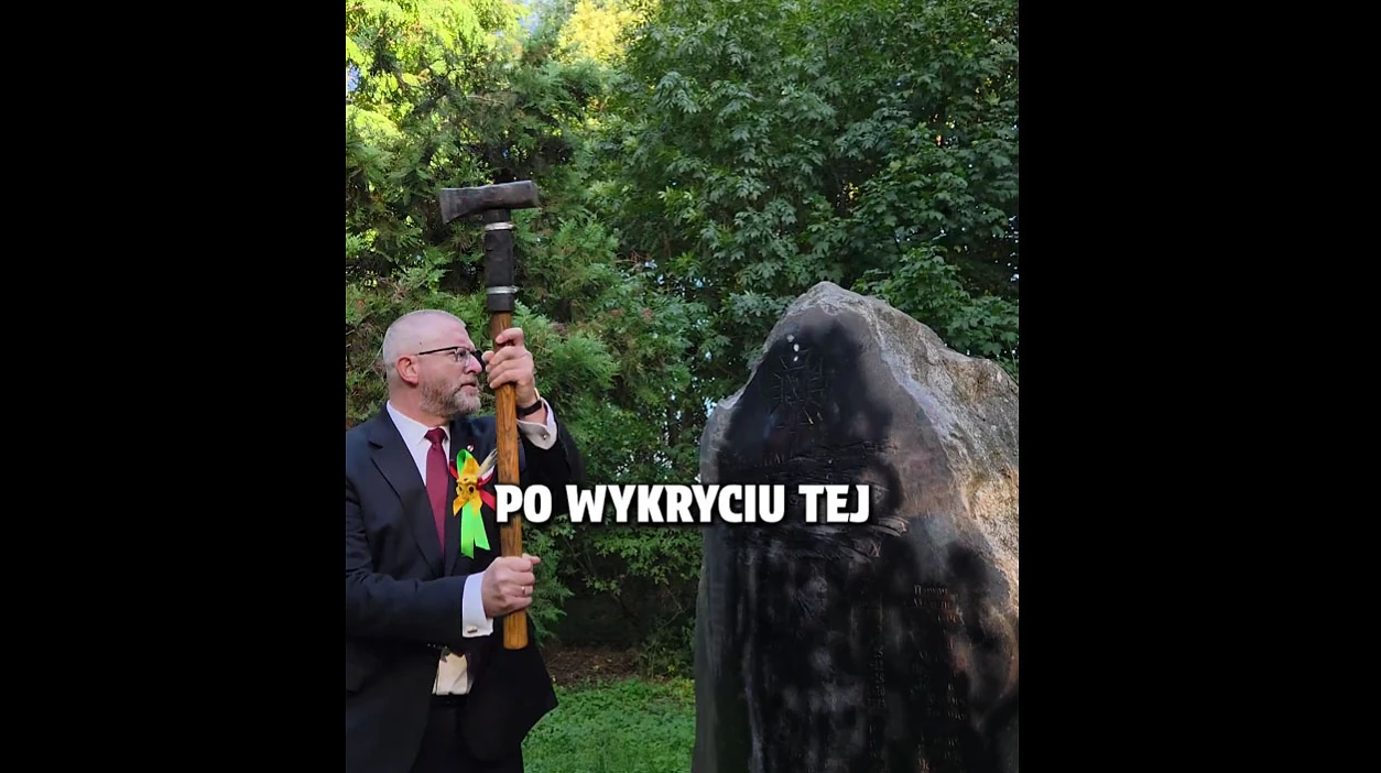 Гжегож Браун пошкодив молотом пам’ятник УПА в Польщі