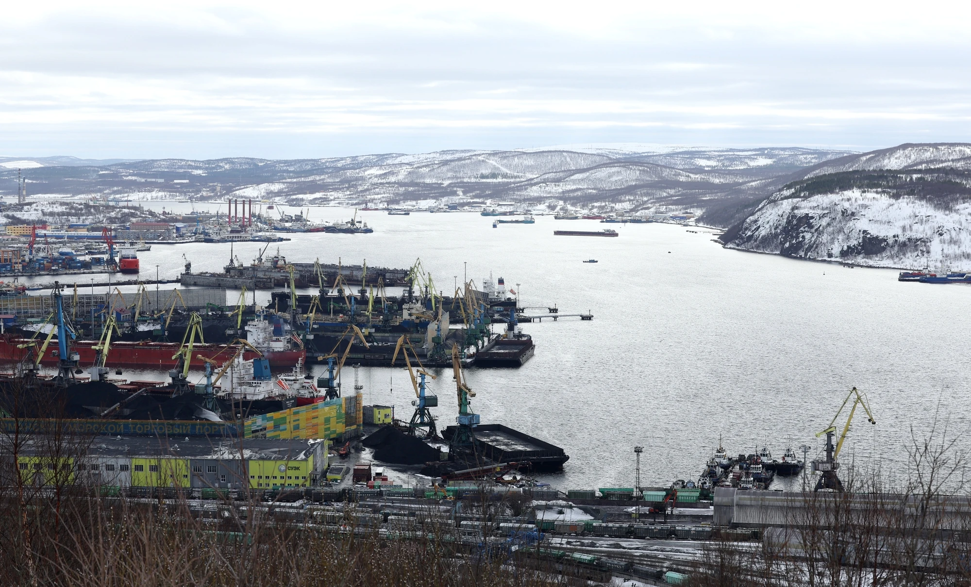Вісім російських газовозів і 23 особи: цифри нового пакета санкцій Британії