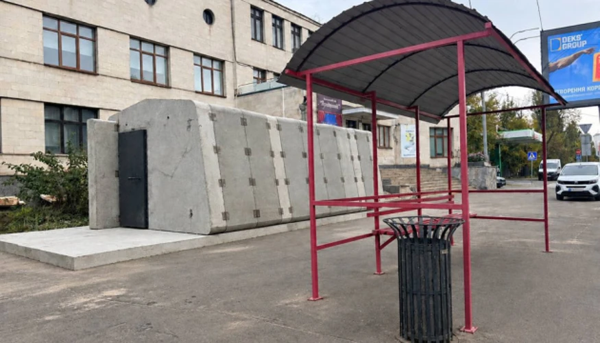 Що змінюється з появою першого мобільного укриття біля зупинки у Києві